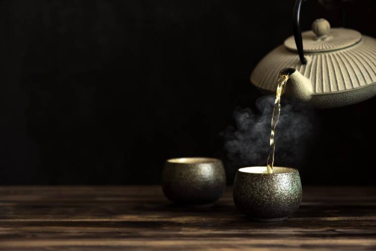 Au Japon, la cérémonie du thé, dans sa version traditionnelle, peut durer jusqu’à 4 heures. crédit photo : Oksana Mizina/Shutterstock / Oksana Mizina