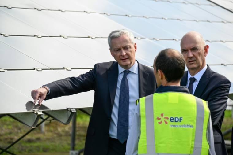 Le ministre de l'Economie Bruno Le Maire (g) et le ministre de l'Industrie Roland Lescure en visite au parc photovoltaïque La Fito, à Manosque, le 5 avril 2024 dans les Alpes-de-Haute-Provence ( AFP / CHRISTOPHE SIMON )