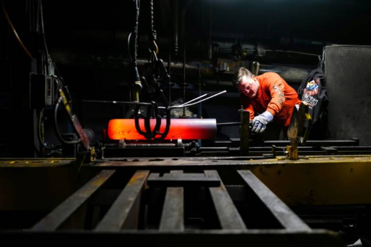 Un ouvrier inspecte la forme d'une billette en acier à l'usine SCAAP de Scranton, en Pennsylvanie (nord-est des Etats-Unis), le 16 avril 2024 ( AFP / Charly TRIBALLEAU )