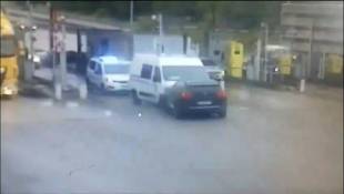 Image tirée d'une vidéosurveillance, le 15 mai 2024, montrant un véhicule Peugeot noir volé percutant un fourgon pénitentiaire lors d'une attaque au péage routier d'Incarville, dans l'Eure, le 14 mai 2024 ( UNKNOWN / - )