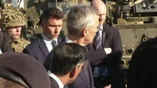 Le PM britannique Sunak et le chef de l'OTAN Stoltenberg rencontrent des troupes en Pologne