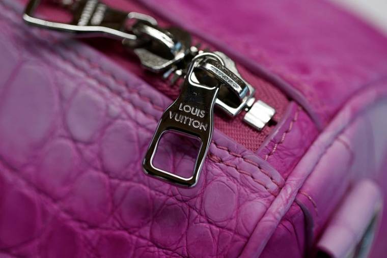 Photo d'archives d'un sac à main fabriqué à l'Atelier Louis Vuitton