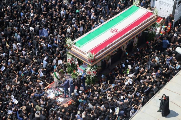 Une foule immense rassemblée à Téhéran pour les funérailles du président Ebrahim Raïssi, le 22 mai 2024 en Iran ( AFP / ATTA KENARE )