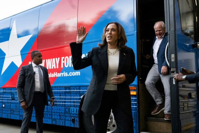 La vice-présidente américaine Kamala harris, accompagnée de son colistier pour l'élection présidentielle, Tim Walz, le 28 août 2024 à Savannah (Géorgie) ( AFP / SAUL LOEB )