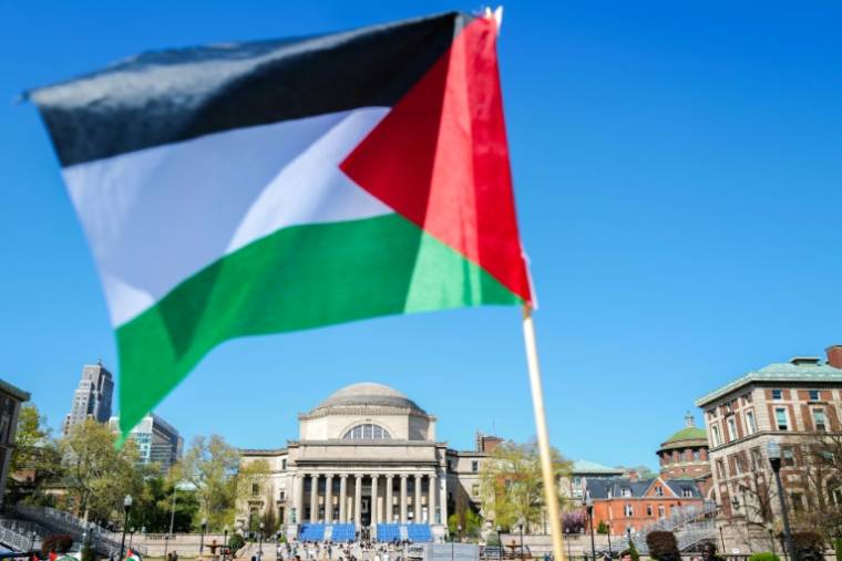 Un drapeau palestinien sur le "campement de solidarité avec Gaza" à l'université Columbia, à New York, le 23 avril 2024 ( AFP / CHARLY TRIBALLEAU )