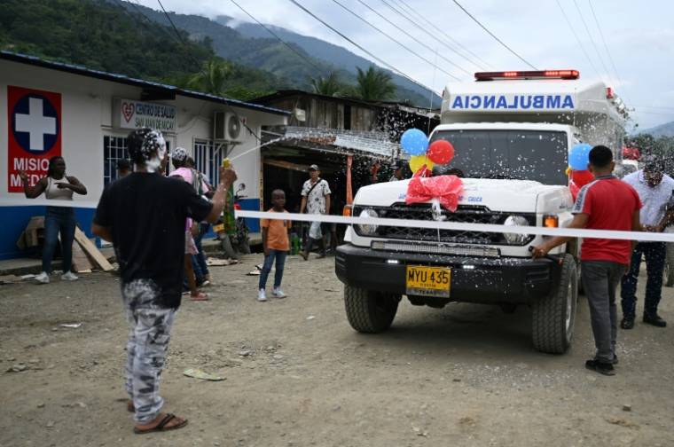 Une ambulance financée par les communautés locales et l'État-major central (EMC), faction dissidente des Farc, est livrée dans le village de San Juan del Micay, dans le canyon de Micay, le 24 mars 2024, en Colombie ( AFP / Raul ARBOLEDA )