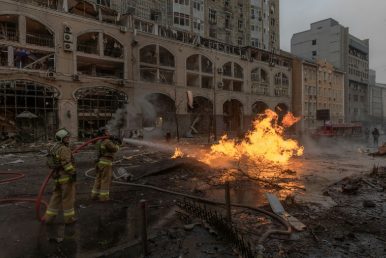 Des pompiers ukrainiens tentent d'éteindre un incendie sur le site d'une attaque de missiles russes à Kiev le 20 décembre 2024 ( AFP / Roman PILIPEY )