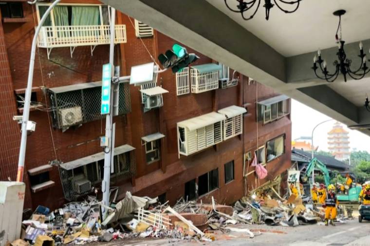 Des secouristes cherchent des survivants dans l'immeuble Uranus endommagé par un séisme, le 3 avril 2024 à Hualien (Taïwan) ( AFPTV / STR )