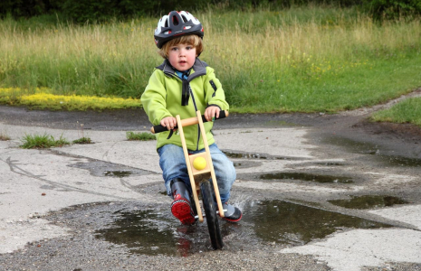 (A chaque jeune enfant son engin pour se déplacer : comment choisir à Noël entre draisienne, tricycle et trottinette ? - Crédit photo : Adobe Stock)