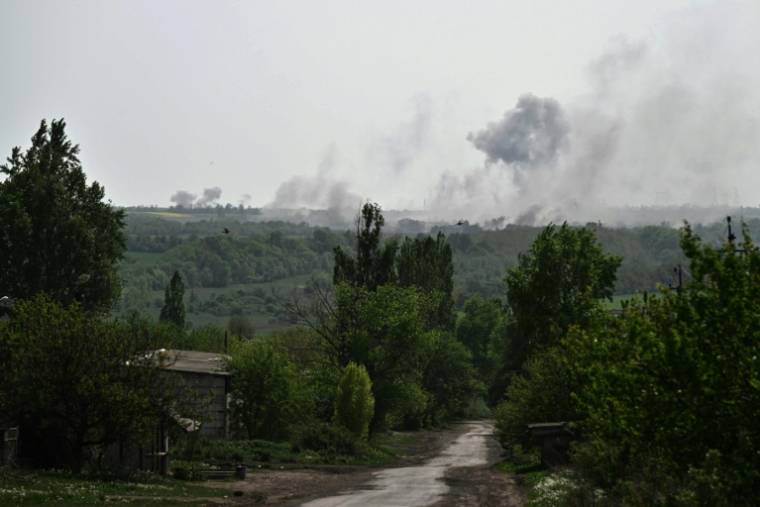 De la fumée s'élève après des bombardements près du village d'Otcheretyné, dans l'est de l'Ukraine, le 28 avril 2024  ( AFP / Genya SAVILOV )