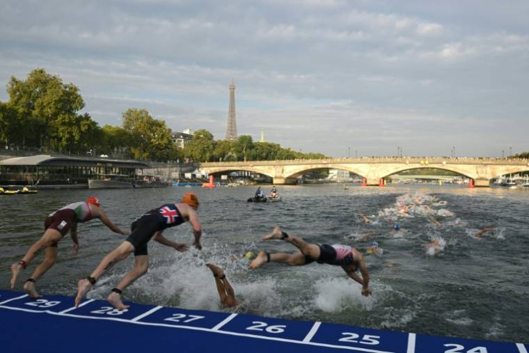 Epreuves de triathlon dans la Seine au centre de Paris lors des "test-events" le 18 août 2023 ( AFP / Bertrand GUAY )