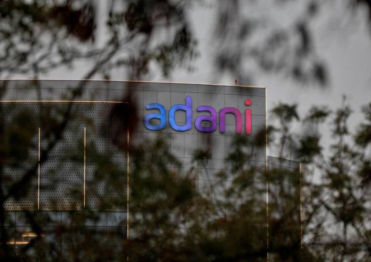 Le logo du groupe Adani est visible sur la façade de son siège social à la périphérie d'Ahmedabad