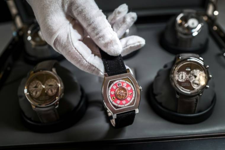Une montre Vagabondage 1 de la maison F.P Journe, appartenant à l'ancien pilote allemand de Formule 1 Michael Schumacher, présentée par la maison de vente aux enchères Christie's, le 9 mai 2024 à Genève ( AFP / Fabrice COFFRINI )