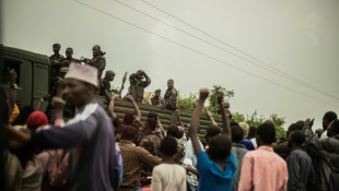 Des soldats des Forces armées de la République démocratique du Congo (FARDC), en route pour une opération militaire à Sake, sont acclamés par la population, le 23 janvier 2025 à Goma ( AFP / Jospin Mwisha )