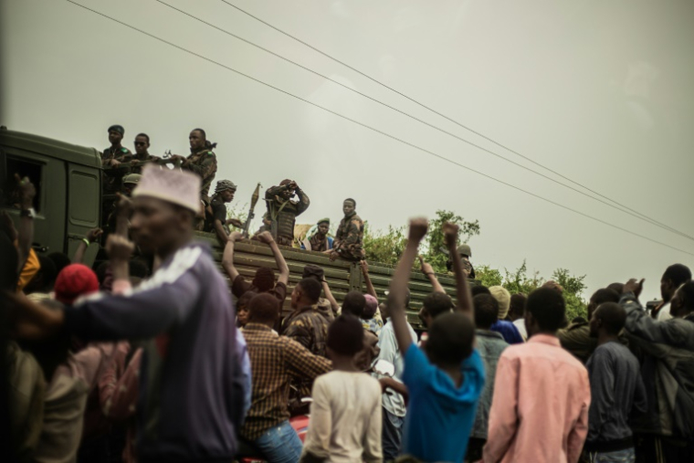 Des soldats des Forces armées de la République démocratique du Congo (FARDC), en route pour une opération militaire à Sake, sont acclamés par la population, le 23 janvier 2025 à Goma ( AFP / Jospin Mwisha )