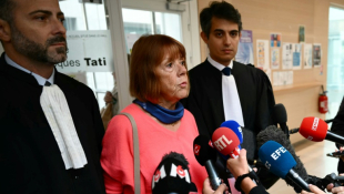 Gisèle Pelicot (c), entourée par ses avocats Antoine Camus (g) et Stéphane Babonneau, fait une déclaration à la presse au tribunal d'Avignon, le 16 septembre 2024 dans le Vaucluse ( AFP / Christophe SIMON )