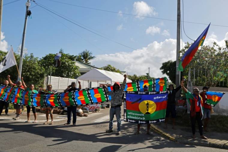 Des manifestants brandissant des drapeaux kanak, à Nouméa, en Nouvelle-Calédonie, le 23 mai 2024 ( POOL / Ludovic MARIN )