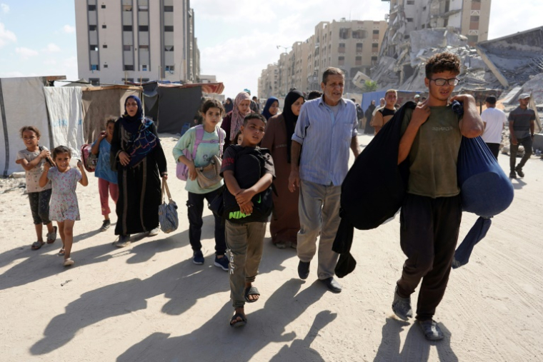 Des Palestiniens fuient un quartier de Khan Younès, dans le sud de la bande de Gaza, après un ordre d'évacuation de l'armée israélienne, le 11 août 2024 ( AFP / Bashar TALEB )