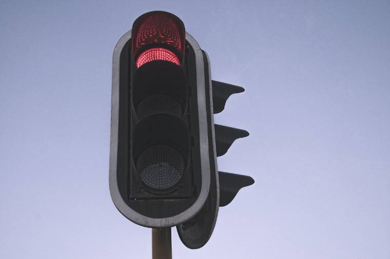 Le franchissement d'un feu rouge dans certains pays fait partie des infractions qui suivront un conducteur français. Photo d'illustration.  (Starkvisuals / Pixabay)