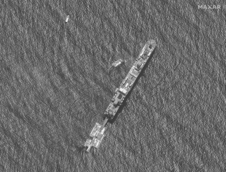 Image satellite diffusée par Maxar Technologies le 29 avril 2024 montrant le navire USNS Roy P. Benavidez près d'un quai flottant, au large de la bande de Gaza ( Satellite image ©2024 Maxar Technologies / - )