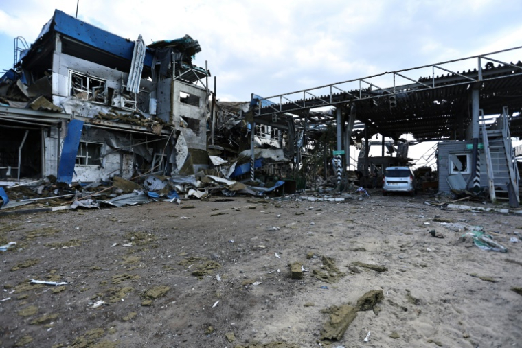 Un poste frontière détruit près de la ville russe de Sudzha, contrôlée par l'Ukraine, dans la région de Koursk, photographié au cours d'une visite de presse organisée par les autorités ukrainiennes, le 16 août 2024 ( AFP / Yan DOBRONOSOV )