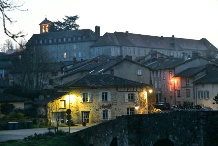 Le village de Solignac, en Haute-Vienne, avec son abbaye en arrière-plan, le 21 mars 2024 ( AFP / PASCAL LACHENAUD )