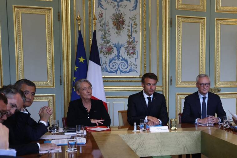 Le président Emmanuel Macron (2e à droite), aux côtés de la Première ministre Élisabeth Borne, du ministre de l'Intérieur Gérald Darmanin (à gauche) et du ministre de l'Économie Bruno Le Maire (à droite), assistent à une réunion du gouvernement au ministère de l'Intérieur à Paris, le 2 juillet 2023.  ( POOL / MOHAMMED BADRA )