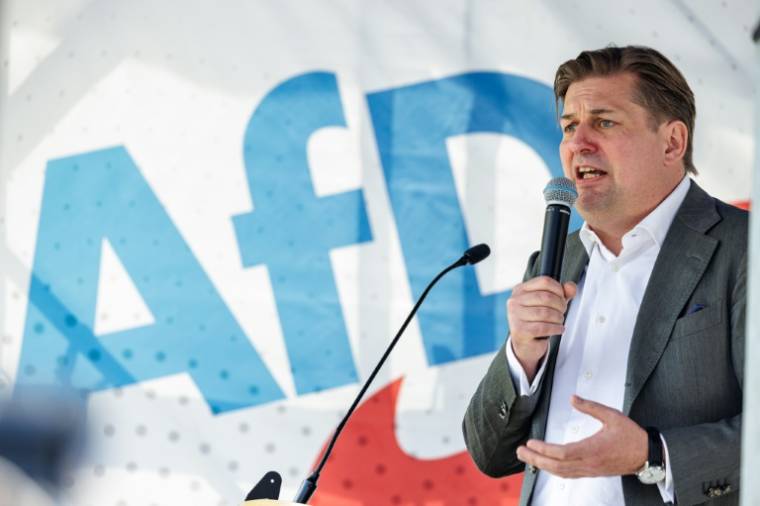 Le candidat du parti d'extrême droite allemand Alternative pour l'Allemagne (AfD) aux élections européennes, Maximilian Krah, lors d'un meeting de campagne à Dresde, le 1er mai 2024 ( AFP / JENS SCHLUETER )