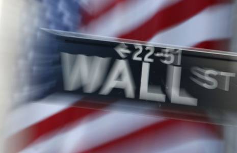 Panneau de Wall Street à l'extérieur de la Bourse de New York