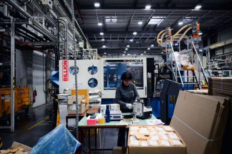 Une employée travaille dans l'usine du fabricant français de jouets Smoby à Arinthod, le 28 novembre 2024 dans le Jura ( AFP / OLIVIER CHASSIGNOLE )