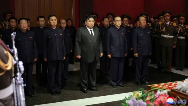 Photo diffusée par l'agence nord-coréenne Kcna, le 8 mai 2024, du dirigeant nord-coréen Kim Jong Un (c)  et des hauts responsables du parti se recueillent devant la dépouille de l'ancien chef de la propagande Kim Ki Nam, à Pyongyang ( KCNA VIA KNS / STR )