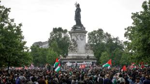 Des manifestants sont rassemblés place de la République à Paris en soutien au peuple palestinien, le 28 mai 2024  ( AFP / Geoffroy VAN DER HASSELT )