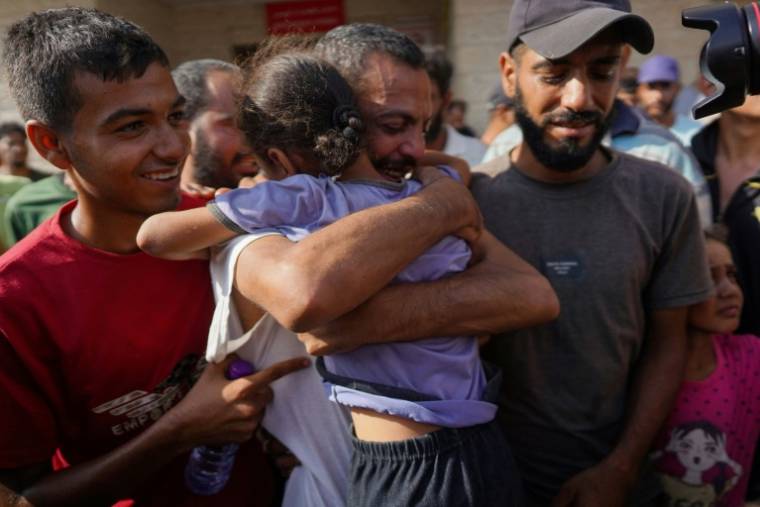 Un Palestinien libéré par les forces israéliennes est accueilli par ses proches à l'hôpital des martyrs d'Al-Aqsa à Deir al-Balah, dans le centre de la bande de Gaza, le 1er juillet ( AFP / Bashar TALEB )