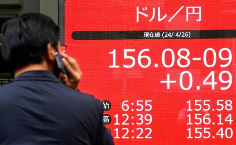 Un tableau électronique affiche le taux de change du yen japonais par rapport au dollar américain, le 26 avril 2024 à Tokyo ( AFP / Kazuhiro NOGI )
