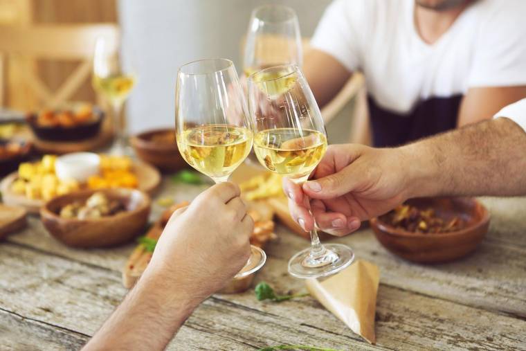 Contrairement à une idée reçue, le vin blanc est le compagnon idéal de nombreux fromages crédit photo : Shutterstock