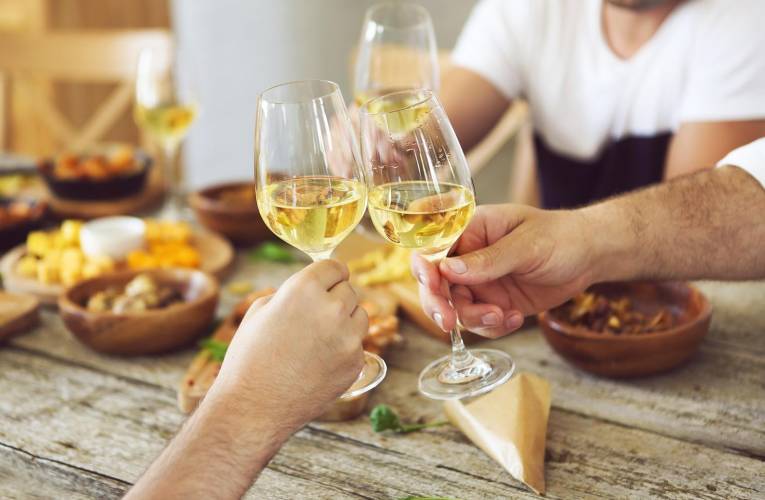 Contrairement à une idée reçue, le vin blanc est le compagnon idéal de nombreux fromages crédit photo : Shutterstock