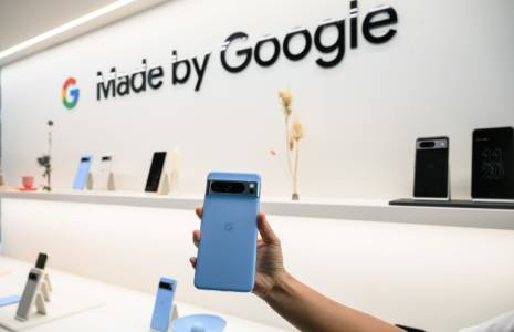 A Google Pixel 8 pro phone is displayed during a product launch event  in New York ( AFP / Ed JONES )