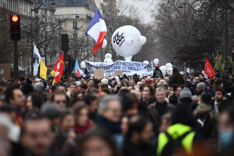 Une manifestation contre la réforme des retraites, le 11 février, à Paris ( AFP / CHRISTOPHE ARCHAMBAULT )