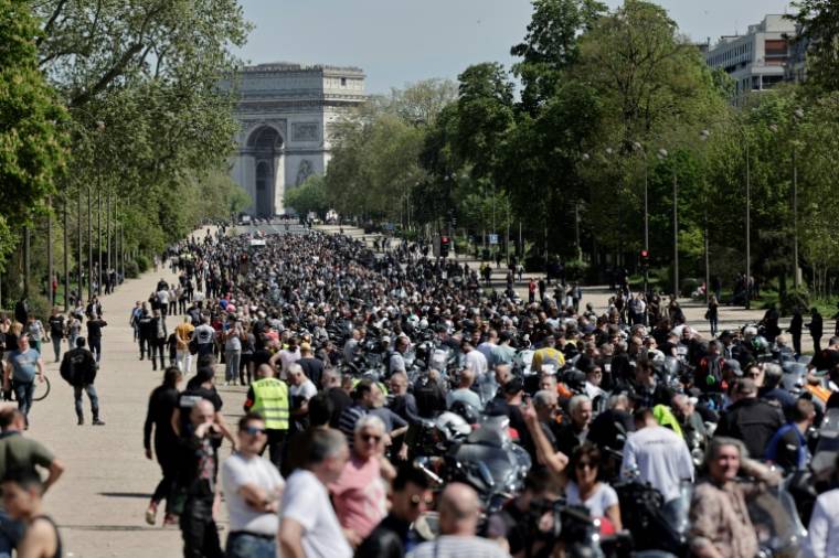 Une manifestation de motards opposés au contrôle technique, avenue Foch à Paris, le 13 avril 2024 ( AFP / STEPHANE DE SAKUTIN )