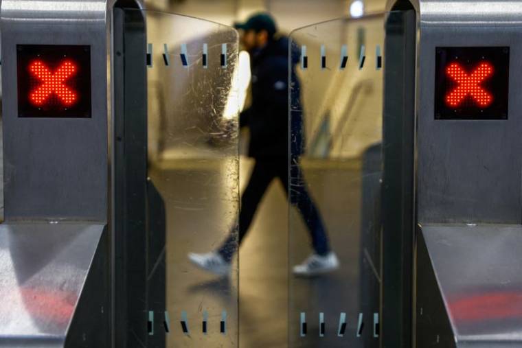 Un homme marche dans la station de métro Arts et Métiers à Paris