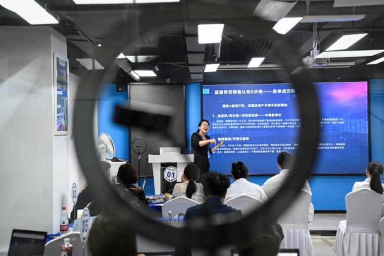 Une formatrice enseigne à des étudiants chinois comment vendre des produits en ligne, à l'école de commerce Mede Education Technology, le 7 avril 2024 à Guangzhou, en Chine ( AFP / Jade GAO )