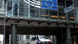 Un véhicule de la police belge devant le Parlement européen où des perquisitions sont menées, le 29 mai 2024 à Bruxelles ( AFP / Kenzo TRIBOUILLARD )