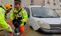 Des pompiers installent une pompe de grande capacité dans rue inondée de Saint-Nicolas-de-Redon, en Ille-et-Vilaine, le 1er février 2025  ( AFP / JEAN-FRANCOIS MONIER )