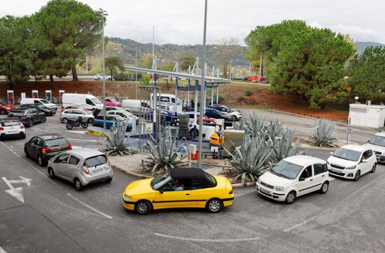 Photo d'archives de voitures dans une file d'attente dans une station-service à Nice