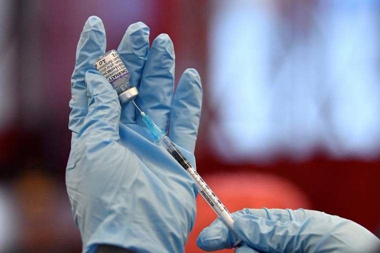 Une infirmière prépare une dose d'un vaccin contre le  COVID-19 dans une clinique de Belfast, en Irlande du Nord