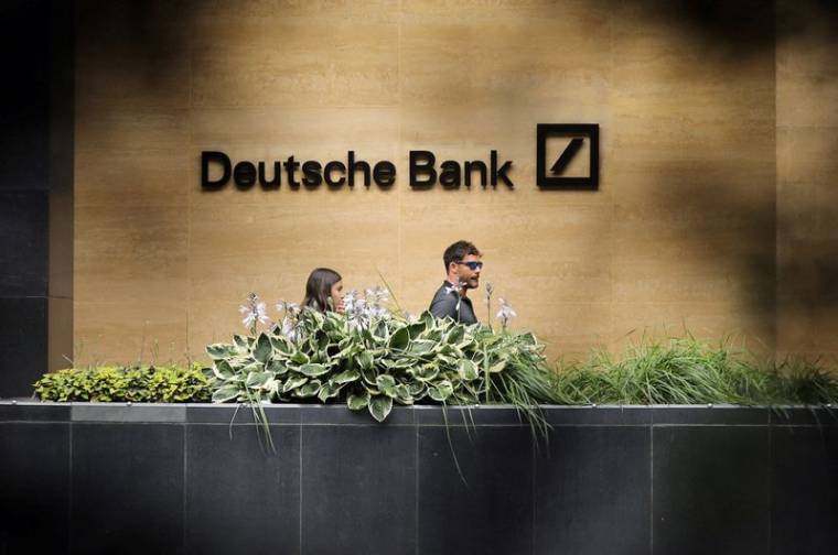 Des personnes passent devant un bureau de la Deutsche Bank à Londres
