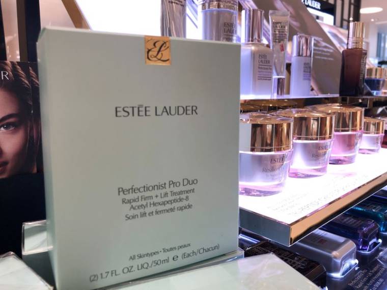 Un comptoir de cosmétiques Estee Lauder à Los Angeles