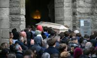 Le cercueil de Thomas, un adolescent de 16 ans tué en marge d'un bal de village dans la Drôme, est porté à l'entrée de la collégiale de Saint-Donat-sur-l'Herbasse, le 24 novembre 2023 ( AFP / OLIVIER CHASSIGNOLE )