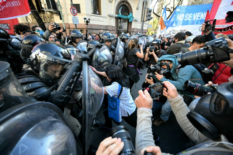 Manifestation contre le président Javier Milei devant le Parlement à Buenos Aires, le 4 septembre 2024 ( AFP / Luis ROBAYO )