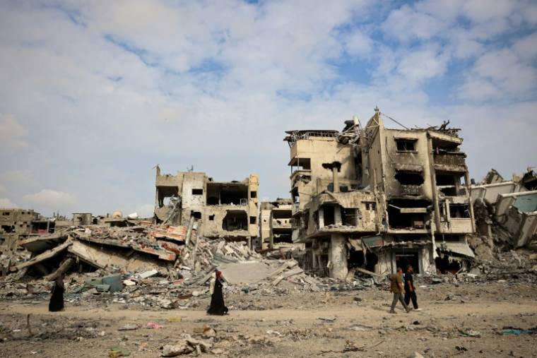 Des Palestiniens de retour dans les ruines de Khan Younès, dans le sud de la bande de Gaza, le 8 avril 2024 ( AFP / - )